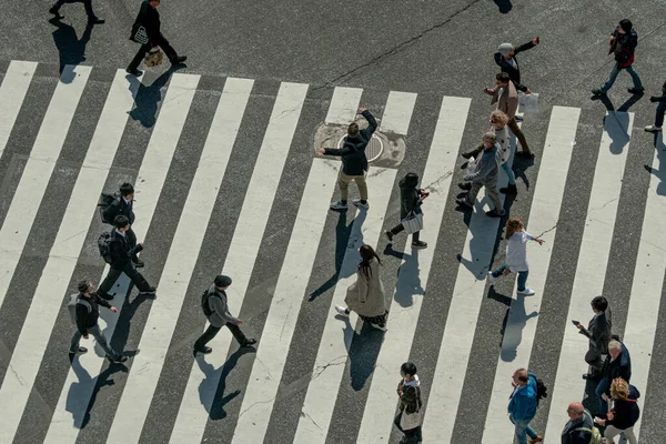 Yaya geçidinde insanların olduğu cadde manzarası