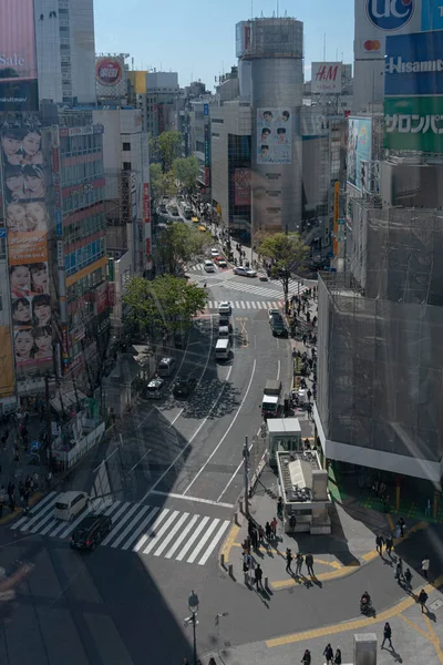 Yaya geçidinde insanların olduğu cadde manzarası
