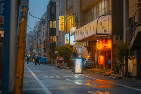 Çin Caddesinin Yağmurlu Bir Günde Binalar Insanlarla Manzarası — Stok fotoğraf