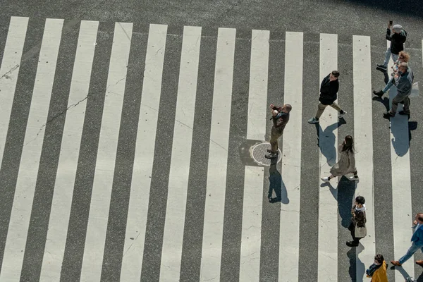 Yaya geçidinde insanların olduğu cadde manzarası