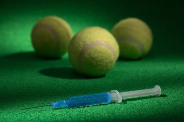 Tenis topları ile doping ile şırınga