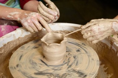 Bir çömlekçi kil productiproductson çalışmasının dönemde elinde