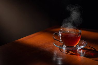 bir fincan çay tablodur