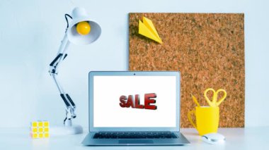 Yazı - İndirim - Beyaz bir odadaki bir dizüstü bilgisayarda