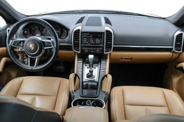 MINSK, BELARUS AĞUSTOS 22, 2020: Porsche Cayenne 2014 Minsk 'ten otomotiv gazetecileri için test sürüşü etkinliğinde yayınlandı