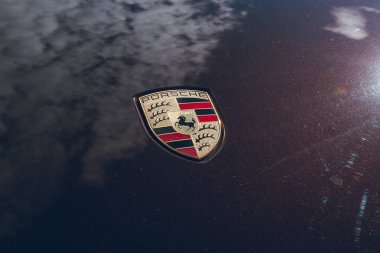MINSK, BELARUS AĞUSTOS 22, 2020: Porsche Cayenne 2014 Minsk 'ten otomotiv gazetecileri için test sürüşü etkinliğinde yayınlandı