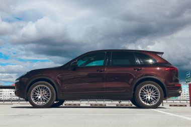 MINSK, BELARUS AĞUSTOS 22, 2020: Porsche Cayenne 2014 Minsk 'ten otomotiv gazetecileri için test sürüşü etkinliğinde yayınlandı