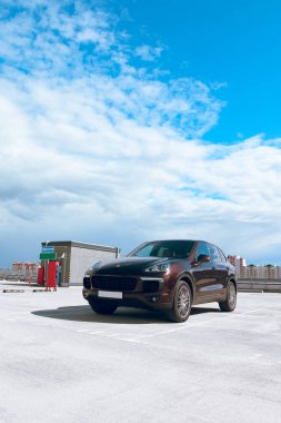 MINSK, BELARUS AĞUSTOS 22, 2020: Porsche Cayenne 2014 Minsk 'ten otomotiv gazetecileri için test sürüşü etkinliğinde yayınlandı