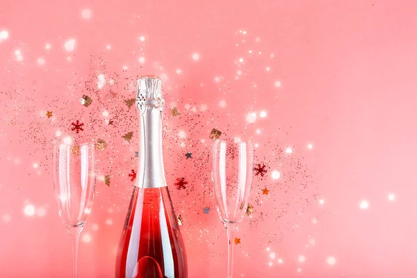 Weihnachtskonzept. Pinkfarbener Champagner, Funkeln und eine Brille. — Stockfoto