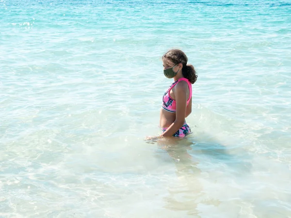 Девочка Подросток Воде Пляже Защитной Маске Предотвратить Коронавирусную Болезнь Covid — стоковое фото