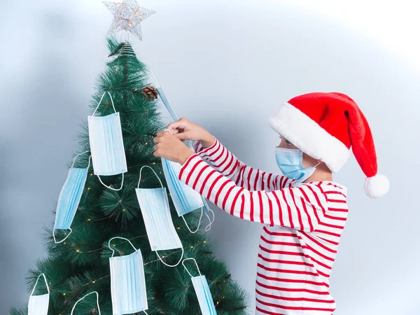 Menino Anos Idade Decorando Uma Árvore Xmas Com Máscaras Cirúrgicas — Fotografia de Stock