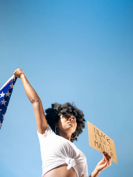 Fiatal Fekete Lány Kezében Egy Amerikai Zászló Egy Fekete Élet — Stock Fotó