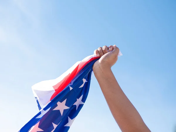 Ruka Mladé Ženy Držící Americkou Vlajku Venku Modré Nebe Jako — Stock fotografie