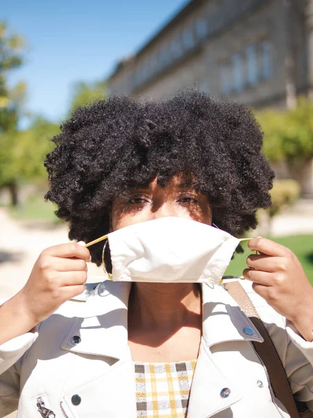 Look Vicino Una Giovane Donna Nera Con Una Maschera Protettiva — Foto Stock