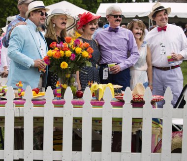 Plains, Virginia/ABD-5/4/18: Bir grup insan poz Virginia Gold Kupası at yarışı Plains Virginia kuyruk bir partide.