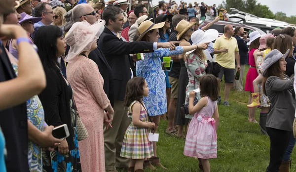 Plains Virginia Usa Menschenmassen Verfolgen Pferderennen Beim Virginia Gold Cup — Stockfoto