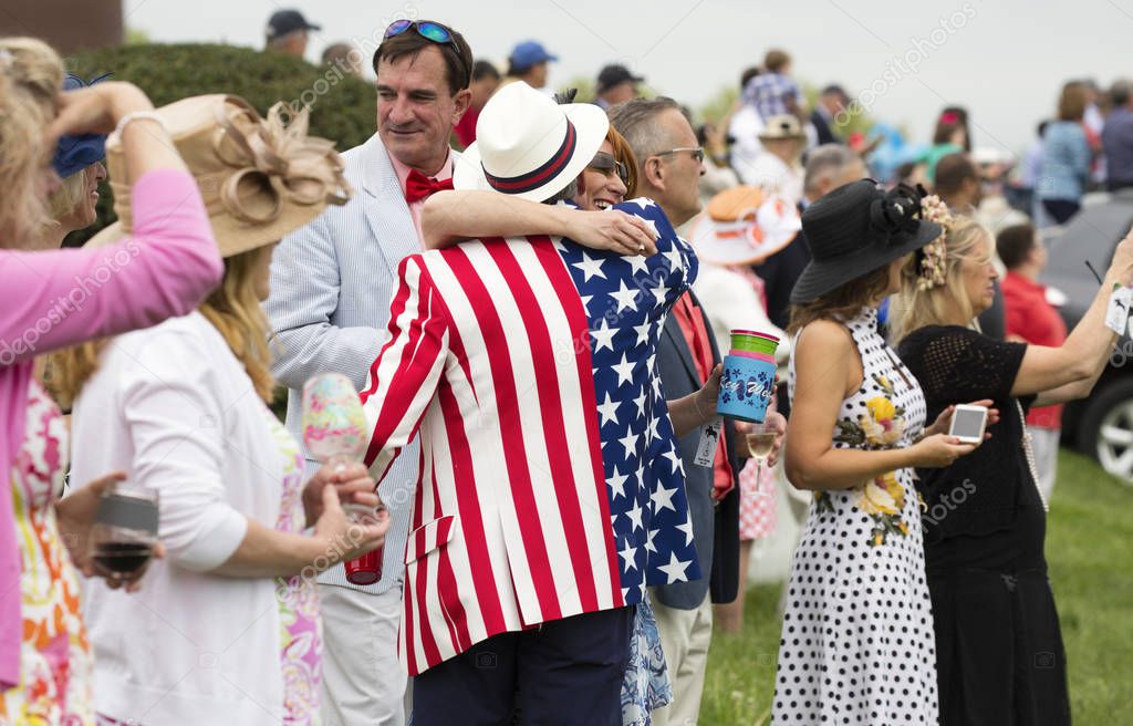 The Plains, Virginia / USA5 / 4 / 18 Un abrazo de pareja en la