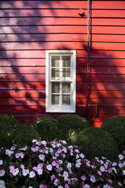 Blumen Unter Dem Fenster Eines Historischen Gebäudes Mit Roter Holzwand — Stockfoto