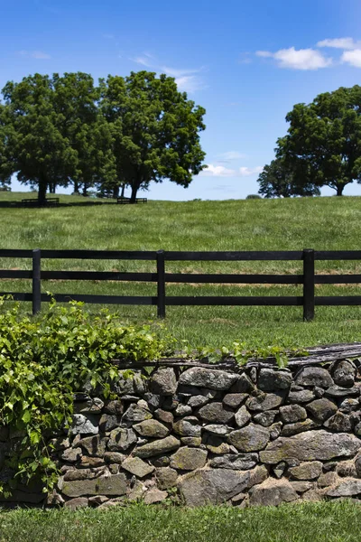 Schöner Zaun Und Felswand Einem Feld Der Nähe Von Oberville — Stockfoto