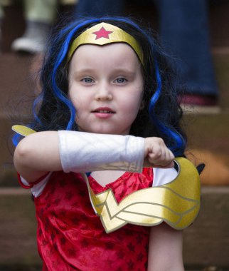 Warrenton, Virginia/ABD-10/28/18: Wonder Woman eski kasaba Warrenton Cadılar Bayramı Happyfest geçit töreninde kız kostümü.