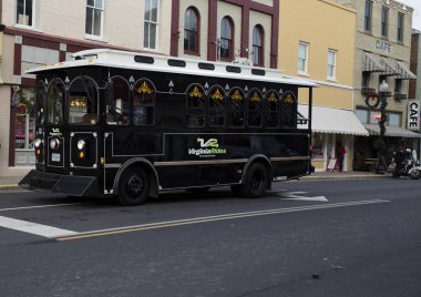 Culpeper, Virginia/ABD-11/17/18: Culpeper Caddesi üzerinde Noel ağacı aydınlatma sırasında Trolley,