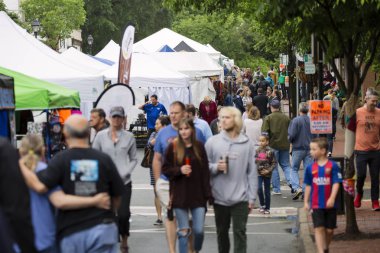 Warrenton, Virginia/ABD-10/28/18: İnsanlar eski kasaba Warrenton bahar Festivali sırasında yürüyüş.