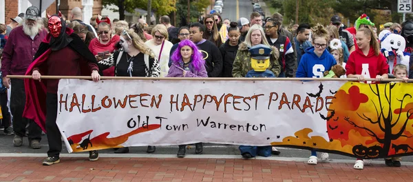 ウォレントン バージニア州 アメリカ合衆国 古い町ウォレントンにハロウィーンの Happyfest パレードで運ぶバナーを群衆します — ストック写真