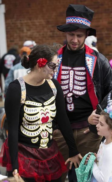 ウォレントン バージニア州 アメリカ合衆国 古い町ウォレントンにハロウィーンの Happyfest パレードでスケルトンを着て家族の衣装します — ストック写真