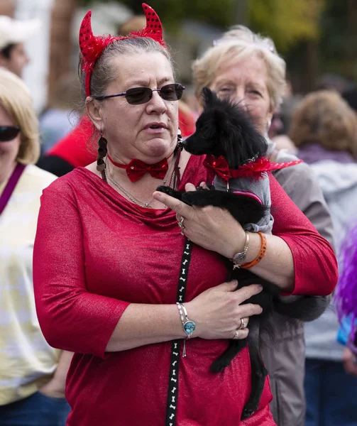 Warrenton Virginia Usa Kobieta Ubrana Jak Diabeł Trzyma Psa Paradzie — Zdjęcie stockowe