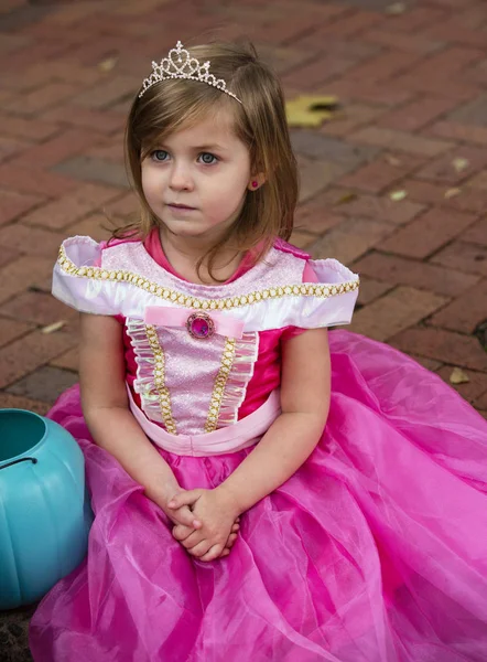 ウォレントン バージニア州 アメリカ合衆国 古い町ウォレントンにハロウィーンの Happyfest パレードでプリンセス男装の少女 — ストック写真