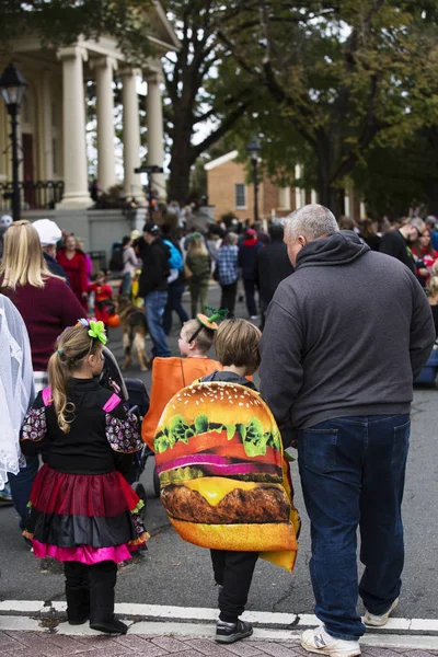 Warrenton Virginia Estados Unidos Familias Caminando Cerca Corte Desfile Halloween —  Fotos de Stock