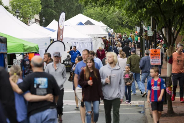 Warrenton, Virginia/ABD-10/28/18: İnsanlar eski kasaba Warrenton bahar Festivali sırasında yürüyüş.