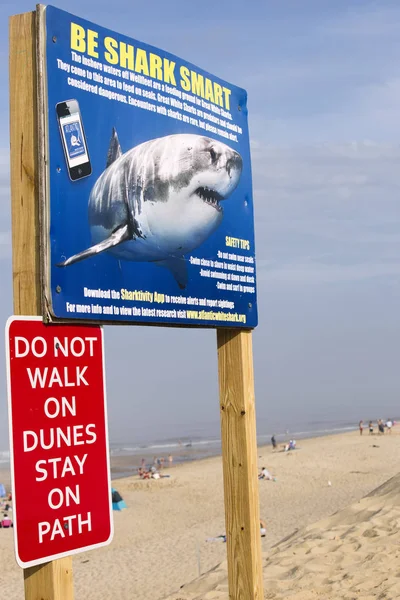 Wellfleet Massachusetts Usa Señal Alerta Tiburones Playa Newcomb Hollow Que — Foto de Stock
