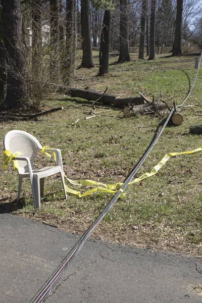 Ligne Électrique Vers Bas Tempête Une Chaise Blanche Avec Ruban — Photo