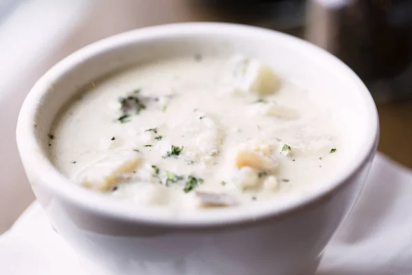 Hot Bowl Van New England Clam Chowder Bespaard Met Peterselie Stockfoto