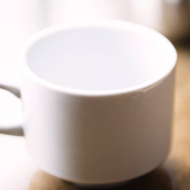 Doğal ışıkta bir masada Coffe Kupası