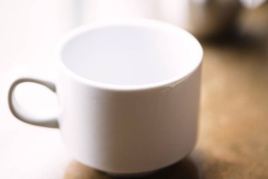 Doğal ışıkta bir masada Coffe Kupası