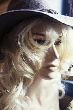 Vintage mavi şapka ile Vintage sarışın manken kafa