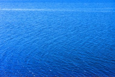 Nehrin su yüzeyinde hafif bir esinti.