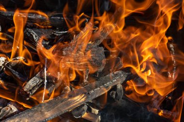 Yakıt odunu, güzel bir alev, yakın çekim manzaralı..