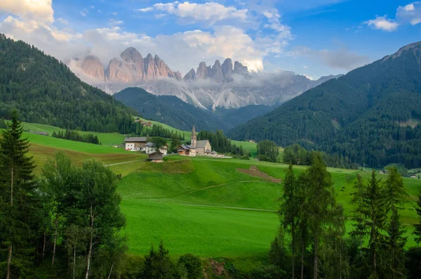 Puncak gunung Odle dan gereja Santa Maddalena, lembah Val di Funes. Picturesque. Alpe di Siusi atau Seiser Alm dengan kelompok gunung Sassolungo dan Langkofel, Tirol Selatan, Italia — Stok Foto