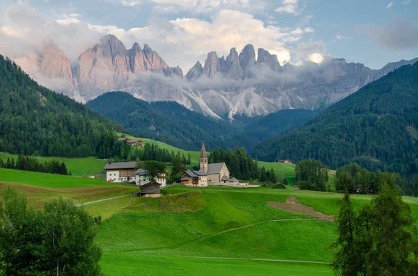 Odle Dağı tepeleri ve Santa Maddalena Kilisesi, Val di Funes Vadisi. Resmedilmeye değer. Sassolungo ve Langkofel dağ grubuyla Alpe di Siusi veya Seiser Alm, Güney Tyrol, İtalya