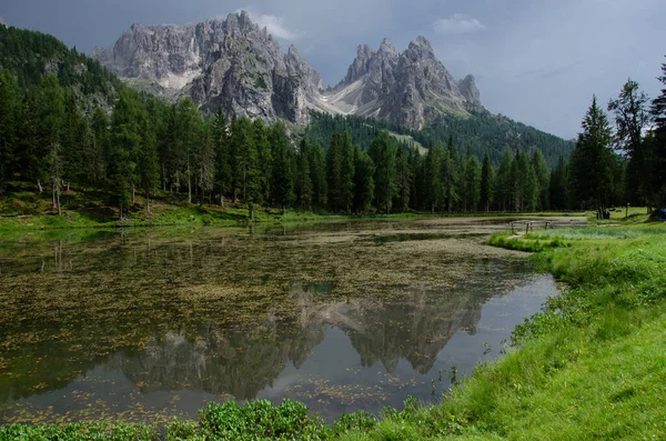 Sassolungo ve Langkofel dağ grubunun yansıması ve Picturesque gölündeki mavi gökyüzü. Sassolungo ve Langkofel dağ grubuyla Alpe di Siusi veya Seiser Alm, Güney Tyrol, İtalya