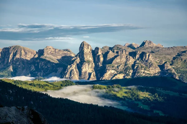 Alpe di suisi 'den dağlara, Picturesque' e. Sassolungo ve Langkofel dağ grubuyla Alpe di Siusi veya Seiser Alm, Güney Tyrol, İtalya