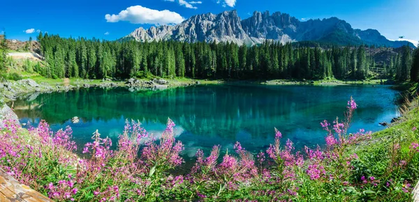 Carezza Gölü 'nün panoramik manzarası. Latemar Dağı, Trentino-Alto Adige Bölgesi, Bolzano, İtalya.
