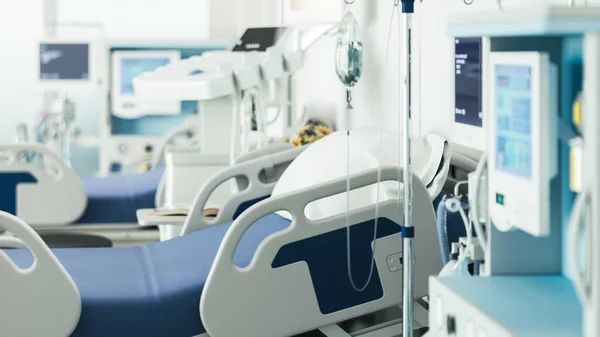 Modern Läkaravdelning Med Utrustning Sjukhusavdelning Med Tomma Sängar — Stockfoto