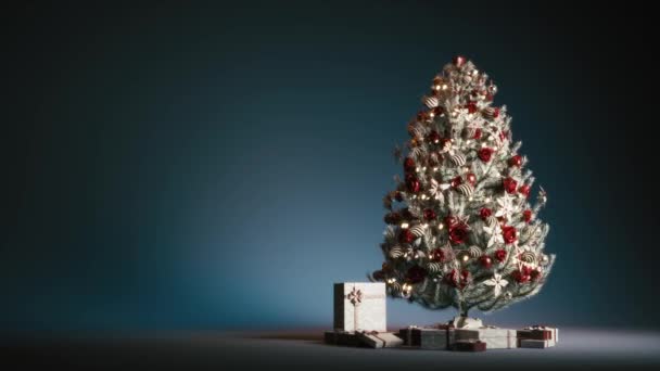 Draaiende Kerstboom Met Decoraties Verlichting Blauwe Achtergrond — Stockvideo