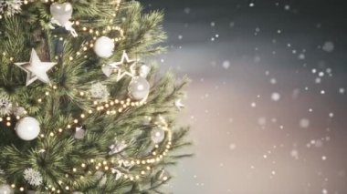 Ağır çekim Noel ağacı videosu. Süslü ve düşen kar taneli Noel ağacı