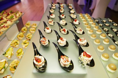 Güzel dekore edilmiş yemek sofrası, farklı yemekler.