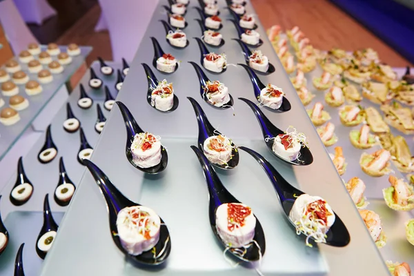 Splendidamente decorato tavolo da banchetto catering con cibo diverso — Foto Stock